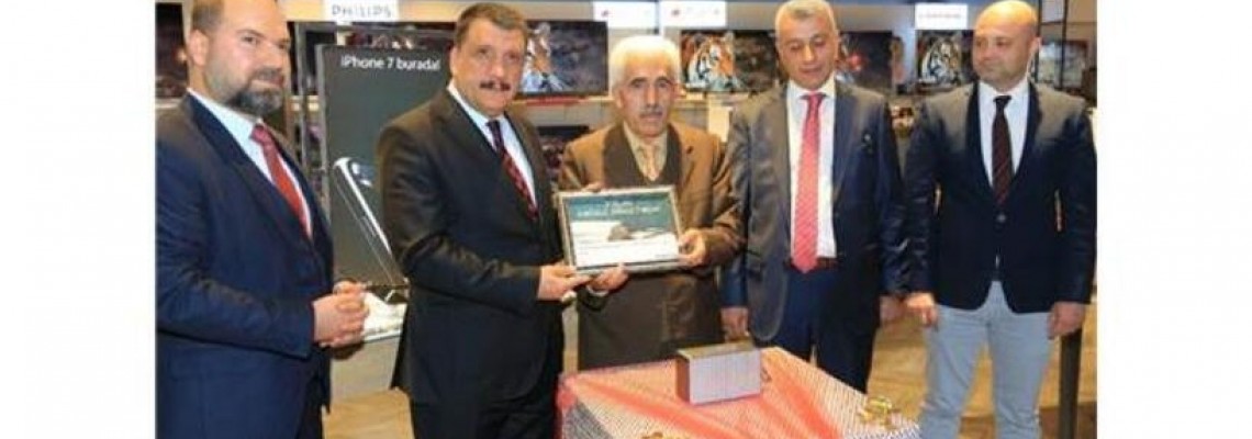 YILIN EMEKLİ ÖĞRETMENİNE ÖDÜL YILIN EMEKLİ ÖĞRETMENİNE ÖDÜL