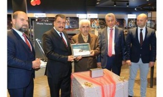 YILIN EMEKLİ ÖĞRETMENİNE ÖDÜL